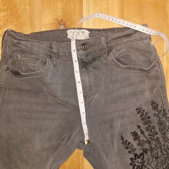 Free People cut-off Floral embroidered gray jeans Womens Size 26 Boho Stretchy - Picture 11 of 15
